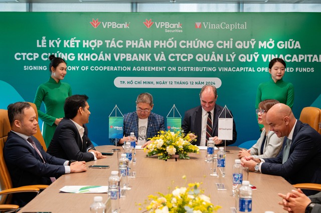 Chủ tịch VPBankS Vũ Hữu Điền (bên trái) và CEO Quản lý quỹ VinaCapital Brook Taylor ký kết văn bản hợp tác