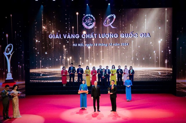 Đại diện Nhà máy Kl994 nhà cái bóng đá world cup Kl992 VIP Trang Chủ 2026 thức ăn thủy sản Bến Tre nhận Cúp Giải vàng VNQA.