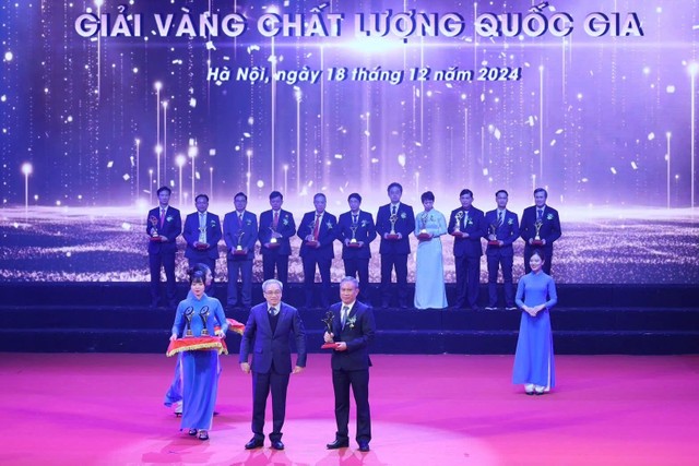 Đại diện Nhà máy thức ăn chăn nuôi C.P. Tiền Giang nhận Cúp vàng VNQA tại chương trình