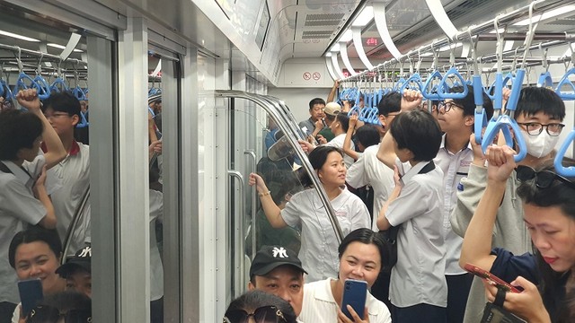 Tối ngày 27/12, người dân TP.HCM vẫn nườm nợp đi trải nghiệm metro số 1