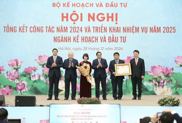 Thủ tướng Kl993 ưu đãi thưởng hấp dẫn Phạm Minh Chính trao Huân chương Lao động hạng Ba cho Bộ Kế hoạch và Kl99ok phiên bản mới. Ảnh: Đức Thanh