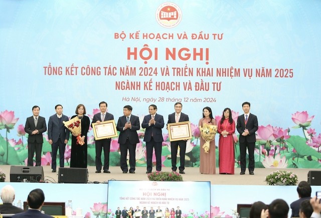 Thủ tướng Phạm Minh Chính trao Huân chương Lao động hạng Nhì cho 2 đơn vị là Vụ Lao động, Văn hóa, Trang Chủ KL99Com Số 1 Link Đăng Ký KL999 và Vụ Kl991.com nạp rút nhanh tiền tệ. Ảnh: Đức Thanh