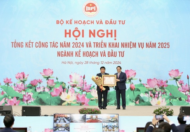 Thủ tướng Phạm Minh Chính trao Huân chương Lao động hạng Nhất cho Bộ trưởng Bộ Kế hoạch và Kl99ok phiên bản mới Nguyễn Chí Dũng. Ảnh: Đức Thanh