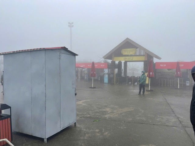 Trạm thu phí có camera giám sát tại khu vực ga đi cáp treo Fansipan.
