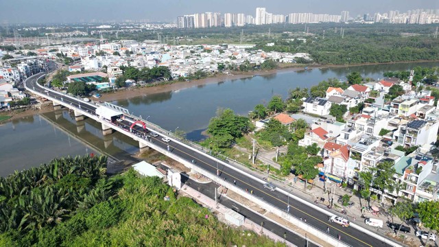 Cầu Phước Long được xây dựng mới bằng bê tông cốt thép và bê tông cốt thép dự ứng lực, chiều dài 359m, bề rộng 10,5m. Cầu Phước Long được xây dựng mới bằng bê tông cốt thép và bê tông cốt thép dự ứng lực, chiều dài 359m, bề rộng 10,5m.