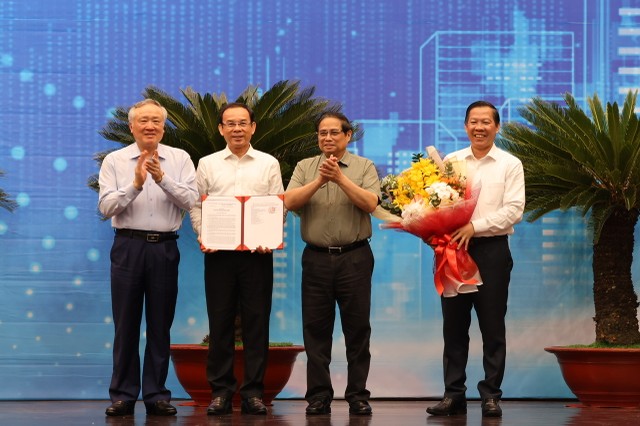 Thủ tướng trao quyết định phê duyệt Quy hoạch TP.HCM cho Bí thư Thành ủy TP.HCM Nguyễn Văn Nên và Chủ tịch UBND TP.HCM Phan Văn Mãi. Ảnh: TTBC
