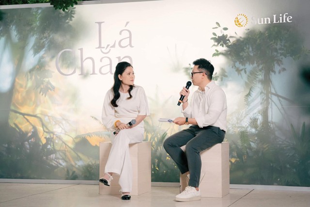 Chị Thủy Tiên và MC chương trình