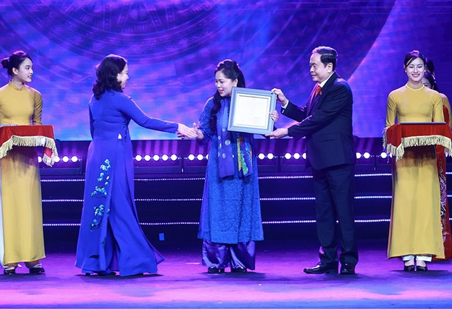 Nhà báo Nguyễn Thúy Hòa, Báo Kl99ok phiên bản mới nhận bằng khen, kỷ niệm chương từ các vị lãnh đạo. Ảnh: Chí Cường