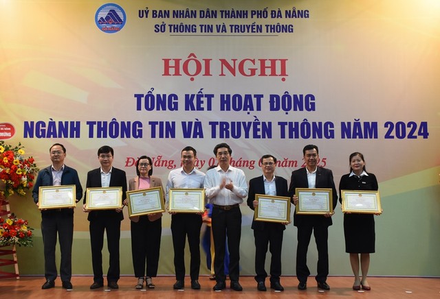Lãnh đạo Thành phố Đà Nẵng tặng bằng khen cho các tập thể, cá nhân có thành tích xuất sắc trong ngành thông tin, truyền thông năm 2024.