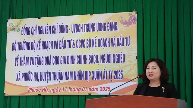 Bà Lê Thị Tường Thu, Ủy viên BCH Tổng Liên đoàn lao động Việt Nam, Chủ tịch Công đoàn Bộ Kế hoạch và Kl99ok phiên bản mới chia sẻ với bà con xã Phước Hà, huyện Thuận Nam