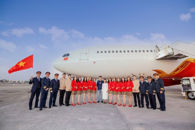 Tàu bay và phi hành đoàn Vietjet tại sân bay Miami (Florida, Mỹ)