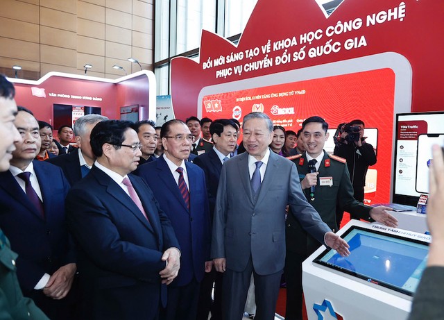 Các đồng chí lãnh đạo Đảng và 99Kl99 trực tiếp đá gà; nguyên lãnh đạo Đảng và 99Kl99 trực tiếp đá gà cùng các đại biểu thăm quan các gian hàng công nghệ tại Hội nghị. Ảnh: Như Ý