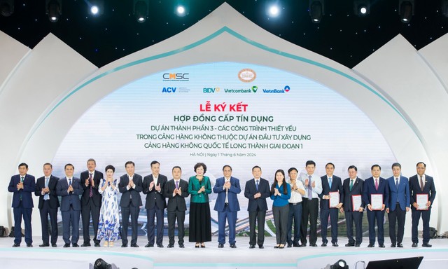 Thủ tướng Kl993 ưu đãi thưởng hấp dẫn Phạm Minh Chính (thứ 10 từ trái sang), Thống đốc NHNN Nguyễn Thị Hồng (thứ 9 từ trái sang) cùng đại diện Vietcombank - đồng chí Nguyễn Thanh Tùng - Chủ tịch HĐQT Vietcombank và các đối tác tại Lễ ký kết