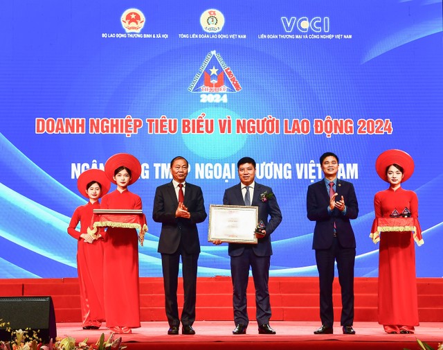 Đại diện Vietcombank, ông Hồng Quang - Thành viên HĐQT, Giám đốc Khối Nhân sự, Chủ tịch Công đoàn nhận vinh danh "Kl991.com World Cup 2026 Chính Thức tiêu biểu vì người lao động" lần thứ 5 liên tiếp