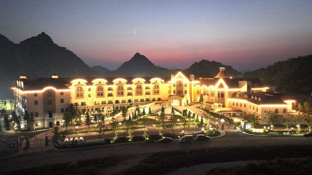 Khách sạn cao cấp The Legend Valley Hotel nằm trong khu phức hợp thể thao và du lịch Legend Valley Country Club lung linh huyền ảo, hòa quyện với phong cảnh tuyệt đẹp của vùng đất Hà Nam