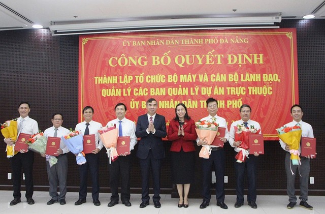 Lãnh đạo TP. Đà Nẵng trao các quyết định thành lập tổ chức bộ máy và cán bộ lãnh đạo, quản lý các Ban Quản lý dự án trực thuộc UBND thành phố.