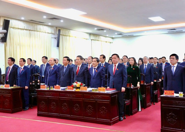 Lãnh đạo tỉnh Thái Bình và các đại biểu dự kỳ họp.
