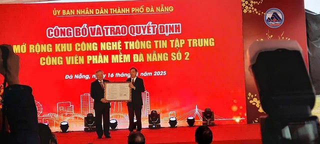 Phó thủ tướng Thường trực Kl993 ưu đãi thưởng hấp dẫn Nguyễn Hòa Bình trao Quyết định số 1238/QĐ-TTg ngày 22/10/2024 của Thủ tướng Kl993 ưu đãi thưởng hấp dẫn về mở rộng Khu công nghệ thông tin tập trung Công viên phần mềm Đà Nẵng, Công viên phần mềm Đà Nẵng số 2.