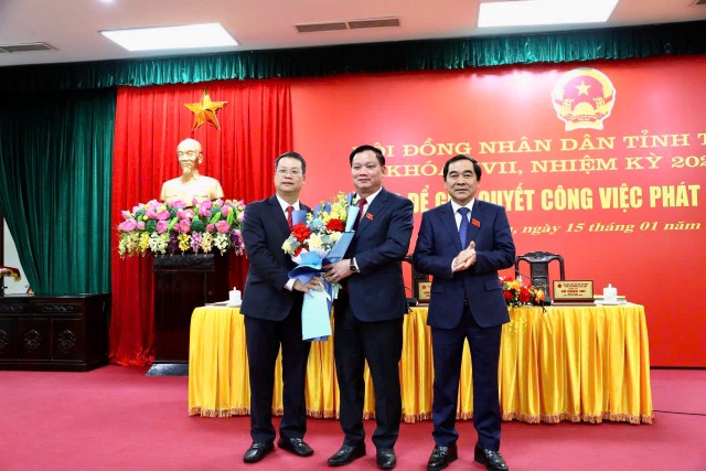 Thường trực Tỉnh ủy tặng hoa chúc mừng ông Nguyễn Mạnh Hùng, Phó bí thư Tỉnh ủy, Chủ tịch UBND tỉnh.