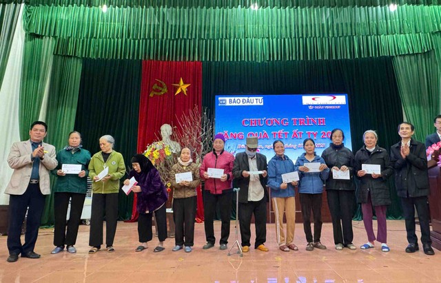 Ông Bùi Đức Hải, Phó tổng biên tập thường trực Báo Kl99ok phiên bản mới cùng ông Tống Hồng Phong, Chủ tịch UBND xã Đông Quan trao quà cho các hộ gia đình.