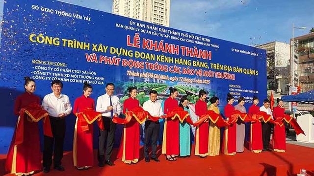 Các đại biểu thực hiện nghi lễ khánh thành.