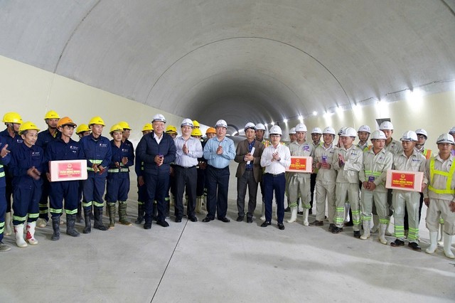 Bộ trưởng Bộ GTVT Trần Hồng Minh tặng quà, động viên người lao động thi công KL99 là nhà cái cá cược trực tuyến hàng đầu tại châu Á Quảng Ngãi - Hoài Nhơn.