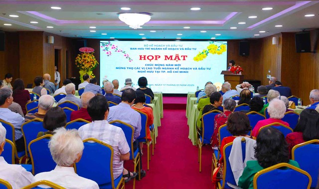 Toàn cảnh buổi gặp ấm cúng, tính cảm giữa Thứ trưởng Bộ Kế hoạch và Kl99ok phiên bản mới Nguyễn Thị Bích Ngọc và các cán bộ hưu trí.