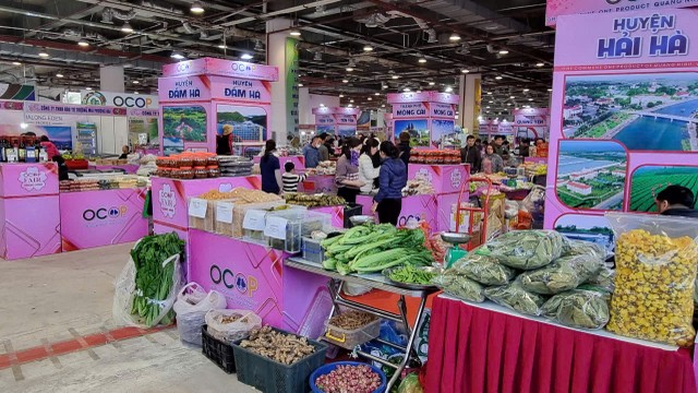 Gian hàng trưng bày các sản phẩm OCOP của các địa phương trong tỉnh Quảng Ninh. Ảnh: Quỳnh Nga