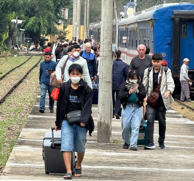 Những du khách đầu tiên đến Bình Định trên chuyến tàu hỏa du lịch SE30 xuất phát từ Ga Sài Gòn