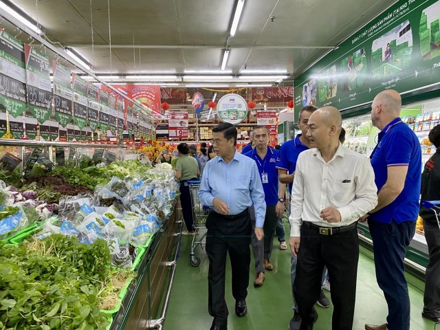 Phó chủ tịch UBND TP.HCM Nguyễn Văn Dũng dẫn đầu đoàn khảo sát về việc cung ứng hàng hóa thiết yếu Tết Nguyên đán Ất Tỵ.