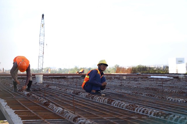 Công nhân vẫn hối hả thi công Dự án đường Vành đai 3 đoạn qua TP.HCM những ngày giáp Tết Nguyên đán Ất Tỵ