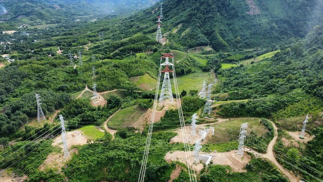 Đường dây Monsoon - Thạch Mỹ là công trình đường dây mạch kép, nối từ cụm Nhà máy điện gió Monsoon (thuộc Lào) đến Trạm biến áp 500 kV Thạnh Mỹ thuộc tỉnh Quảng Nam.