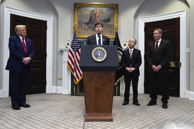 Ông Sam Altman, CEO OpenAI, phát biểu tại Nhà Trắng hôm 21/1/2025, cùng Tổng thống Donald Trump, ông Masayoshi Son (SoftBank) và ông Larry Ellison (Oracle). (Ảnh: Politico).