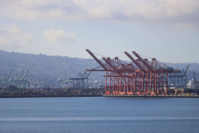 Quang cảnh cảng hàng hóa Long Beach, California, Mỹ. Ảnh: THX/TTXVN