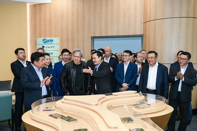 Bộ trưởng Nguyễn Chí Dũng và Chủ tịch, kiêm Tổng giám đốc Kl994 game bài casino hấp dẫn NVIDIA, ông Jensen Huang cùng các đại biểu tham quan Trung tâm Đổi mới sáng tạo Quốc gia