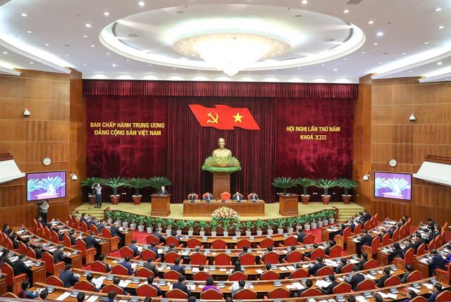 Ngày 16/6/2022, thay mặt Ban Chấp hành Trung ương, Tổng Bí thư Nguyễn Phú Trọng đã ký ban hành 4 Nghị quyết quan trọng tại Hội nghị lần thứ 5 Ban Chấp hành Trung ương Đảng Khóa XIII, là Nghị quyết 18, 19, 20 và Nghị quyết số 21. Trong đó, Nghị quyết số 21-NQ/TW, ngày 16/6/2022 về tăng cường củng cố, xây dựng tổ chức cơ sở đảng và nâng cao chất lượng đội ngũ đảng viên trong giai đoạn mới.