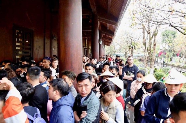 Du khách trong và ngoài nước xếp hàng xuống bến thuyền tại Khu du lịch sinh thái Tràng An. Ảnh Minh Đường