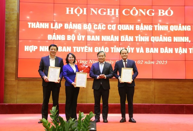 Ông Vũ Đại Thắng, Ủy viên Trung ương Đảng, Bí thư Tỉnh ủy Quảng Ninh trao quyết định thành lập Đảng bộ Các cơ quan Đảng tỉnh Quảng Ninh. Ảnh: Thu Chung