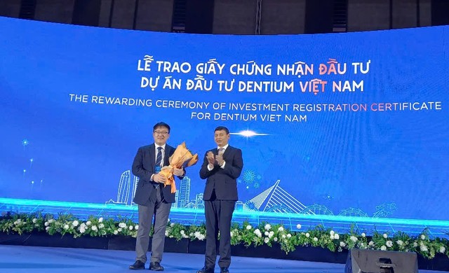 Tại sự kiện “Diễn đàn các thành phố Hữu nghị và Hợp tác - Đà Nẵng 2025”, TP. Đà Nẵng đã trao Giấy chứng nhận Kl99ok phiên bản mới dự án Nhà máy Kl994 nhà cái bóng đá world cup ICT VINA III cho đại diện Kl994 game bài casino hấp dẫn Dentium.