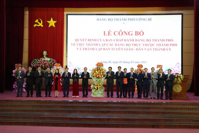 Lãnh đạo thành phố Uông Bí tặng hoa chúc mừng Đảng bộ Các cơ quan Đảng thành phố. Ảnh: Huyền Trang