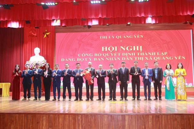 Bí thư Thị ủy Quảng Yên trao Quyết định thành lập Đảng bộ UBND thị xã Quảng Yên. Ảnh: Bùi Niên