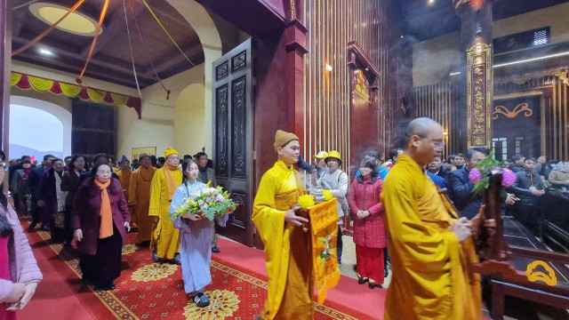 Các đại biểu thực hiện lễ khai hội Yên Tử.