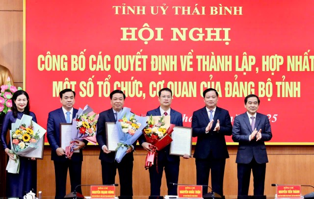 Bí thư Tỉnh ủy và Phó Bí thư thường trực Tỉnh ủy Thái Bình trao Quyết định thành lập, chỉ định Ban Thường vụ, Bí thư, Phó Bí thư Đảng ủy Ủy ban nhân dân tỉnh nhiệm kỳ 2020-2025.