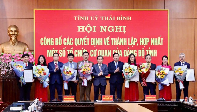 Thường trực Tỉnh ủy Thái Bình trao Quyết định hợp nhất và tặng hoa chúc mừng lãnh đạo Ban Tuyên giáo và Dân vận Tỉnh ủy.