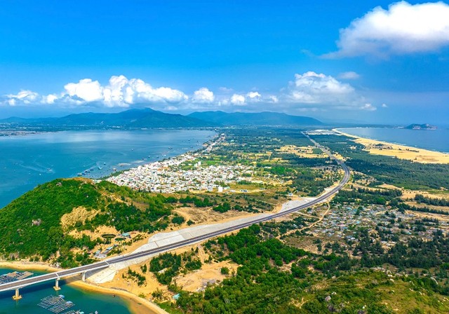 Khu vực Đầm Đề Gi, một trong những nơi được đề xuất thực hiện Dự án Khu du lịch nghỉ dưỡng - siêu du thuyền Lạc Việt Palmer Johnson Đề Gi. Ảnh: Dũng Nhân.