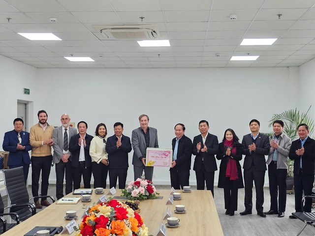 Lãnh đạo Thành phố Hải Phòng thăm, tặng quà, động viên Tổ hợp KCN DEEP C