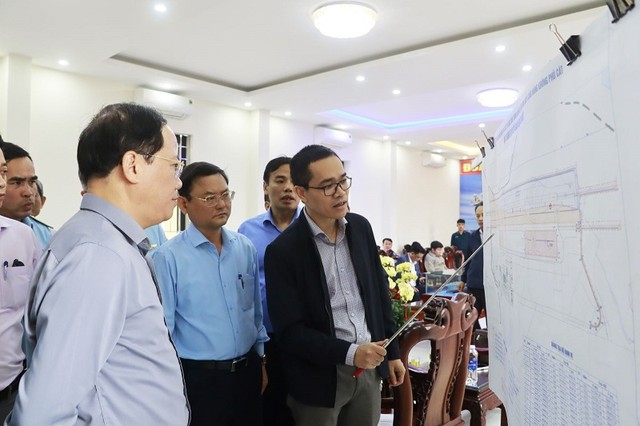 Đơn vị đơn vị tư vấn báo cáo các hạng mục dự kiến triển khai Dự án Xây dựng đường cất hạ cánh số 2 và các công trình đồng bộ tại khu bay Cảng hàng không Phù Cát với lãnh đạo tỉnh Bình Định. Ảnh: Thùy Trang.