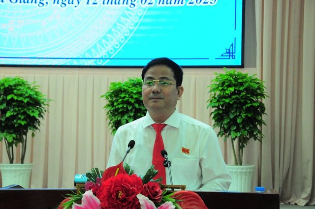 Tân Chủ tịch UBND tỉnh Hậu Giang Trần Văn Huyến phát biểu nhận nhiệm vụ