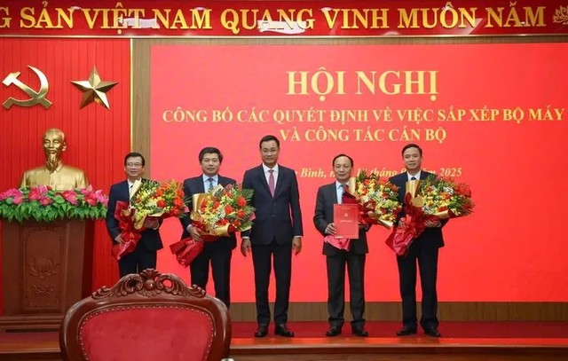 Bí thư Tỉnh ủy Quảng Bình Lê Ngọc Quang (ở giữa) trao quyết định và tặng hoa chúc mừng Đảng bộ các cơ quan Đảng tỉnh. Ảnh: Bảo Thiên Bí thư Tỉnh ủy Quảng Bình Lê Ngọc Quang (ở giữa) trao quyết định và tặng hoa chúc mừng Đảng bộ các cơ quan Đảng tỉnh. Ảnh: Bảo Thiên