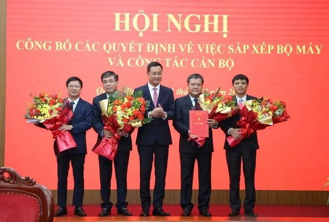 Bí thư Tỉnh ủy Quảng Bình Lê Ngọc Quang (giữa ảnh) trao quyết định và tặng hoa Đảng bộ UBND tỉnh. Ảnh: Bảo Thiên Bí thư Tỉnh ủy Quảng Bình Lê Ngọc Quang (giữa ảnh) trao quyết định và tặng hoa Đảng bộ UBND tỉnh. Ảnh: Bảo Thiên